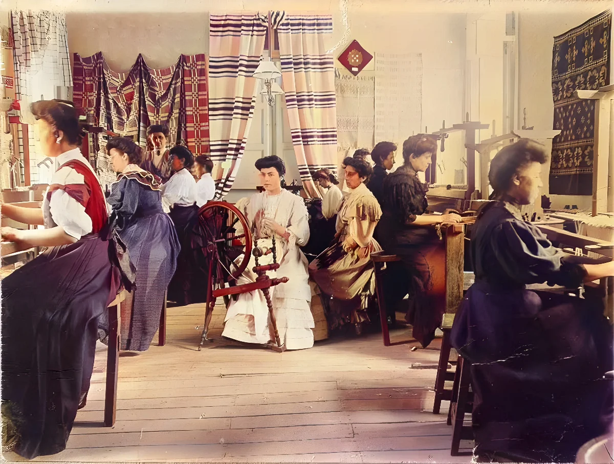 Alumnas de la Escuela Superior no. 19 de Santiago en curso normal de tejidos a tela, 1907 — 1907 | Chile de Ayer