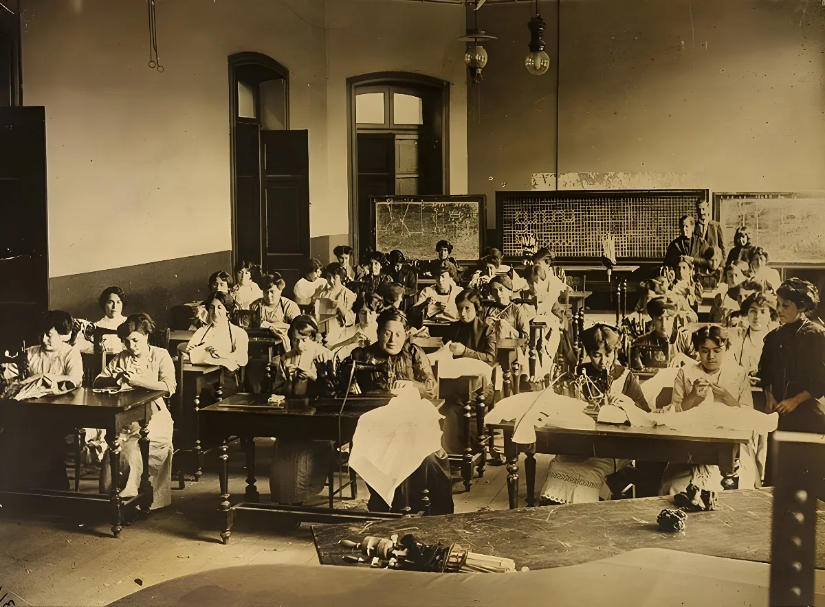 Alumnas de la Escuela Normal de Talca en clases de costura, 1912 — 1912 | Chile de Ayer