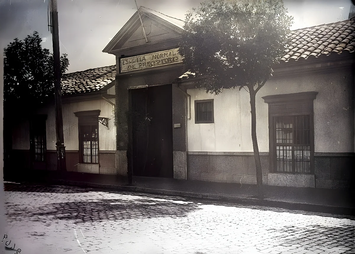 Fachada de la antigua Escuela Normal de Preceptores de Santiago, hacia 1920 — 1920 | Chile de Ayer