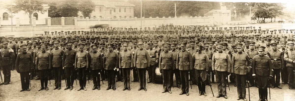 Regimiento Chacabuco formado para revisión de lealtad tras intento revolucionario — Década de 1930 | Chile de Ayer