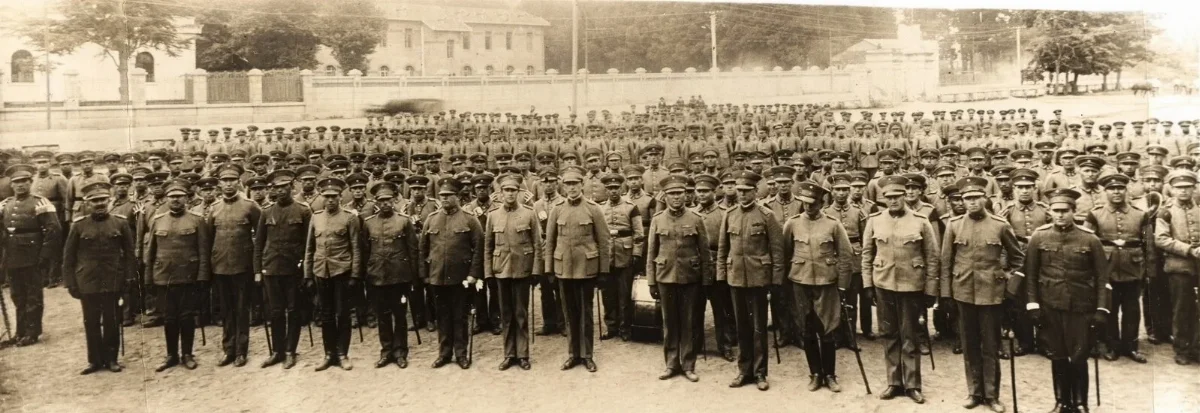 Regimiento Chacabuco formado para revisión de lealtad tras intento revolucionario — Década de 1930 | Chile de Ayer
