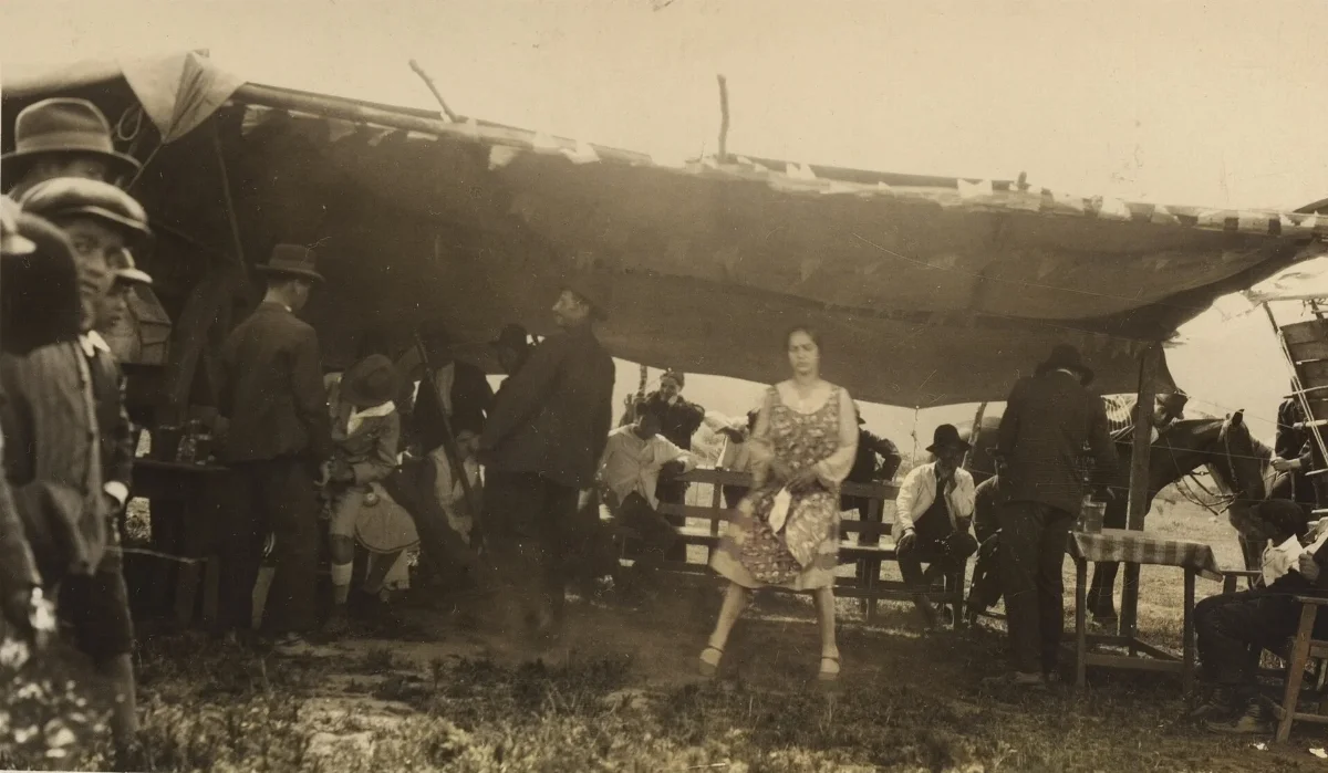 Personas bailando cueca, danza nacional de Chile — Década de 1940 | Chile de Ayer