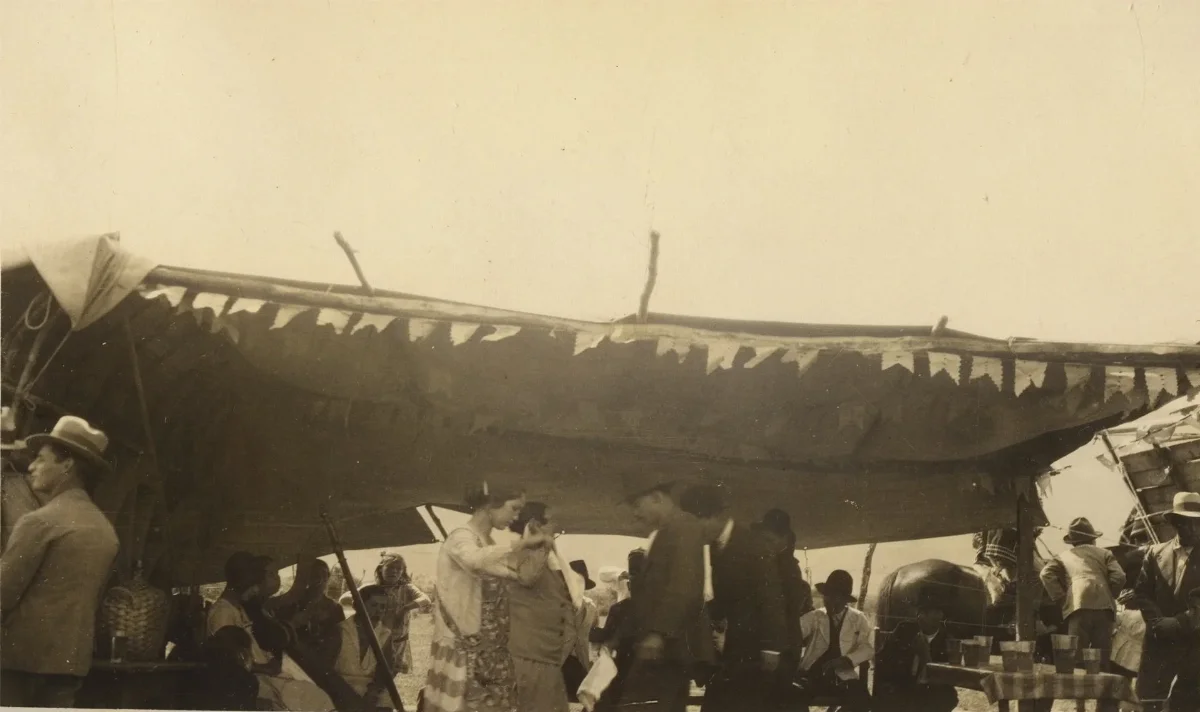 Pareja bailando cueca bajo ramada con banderas chilenas, fiestas patrias — Década de 1940 | Chile de Ayer