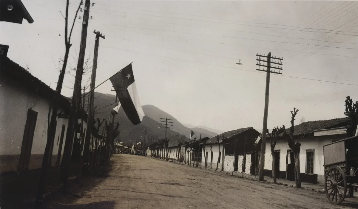 Calle principal de pueblo pequeño — Década de 1940 | Chile de Ayer