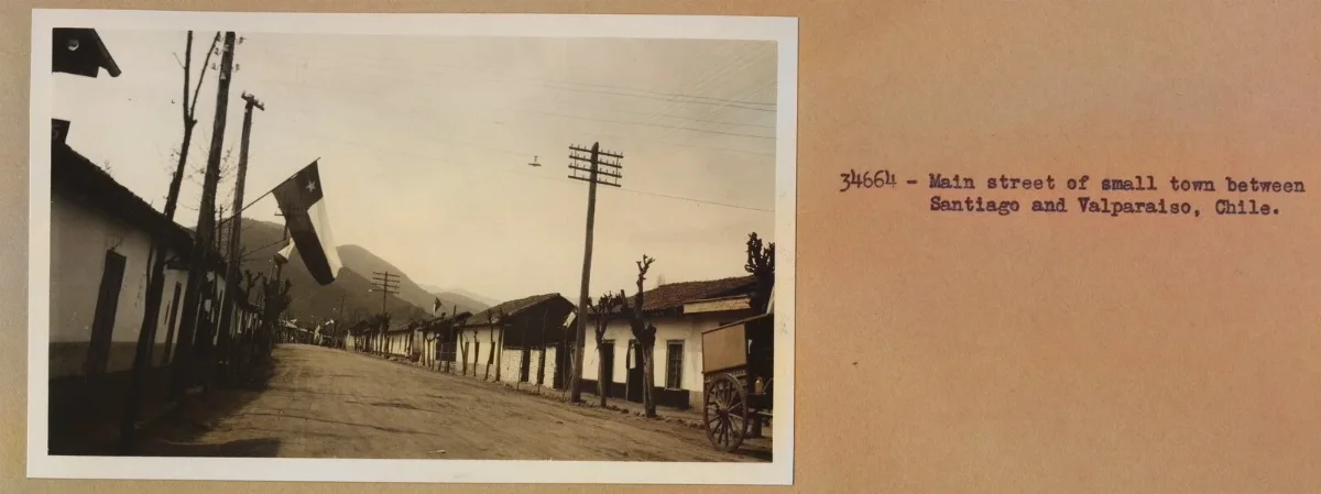 Calle principal de pueblo entre Santiago y Valparaíso — Década de 1940 | Chile de Ayer