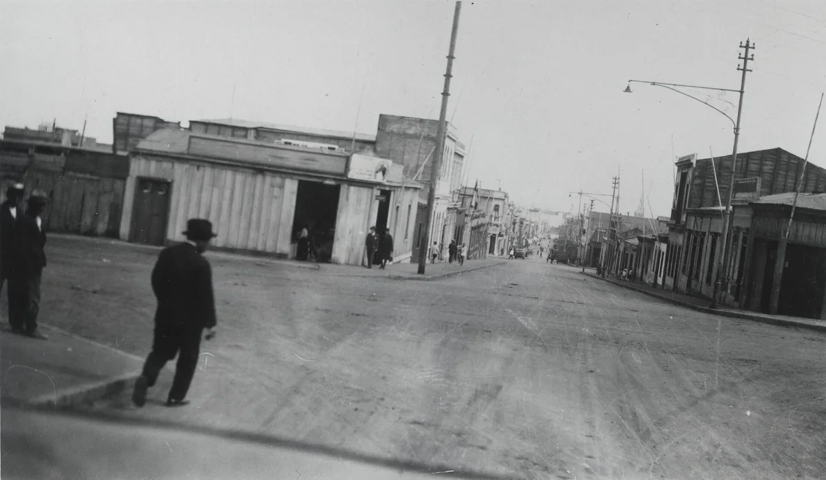 Escena callejera en Valparaíso — Década de 1940 | Chile de Ayer