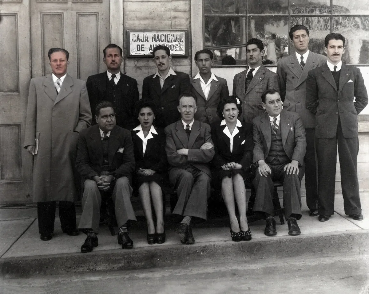 Empleados de la Caja Nacional de Ahorros de Chañaral, en la Región de Atacama, Chile (ca. 1945). — aprox. 1945 | Chile de Ayer