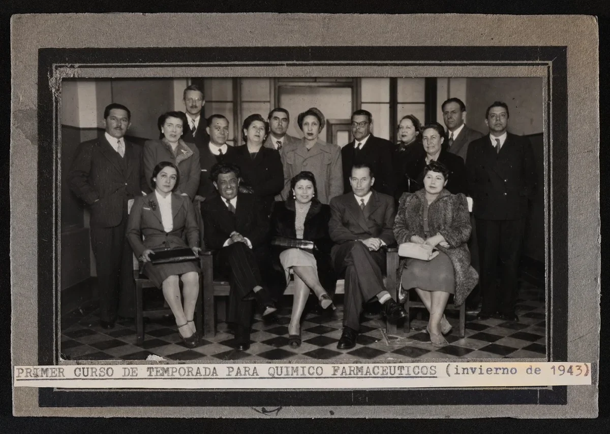 Primer curso de temporada para químico farmacéutico. — aprox. 1943 | Chile de Ayer