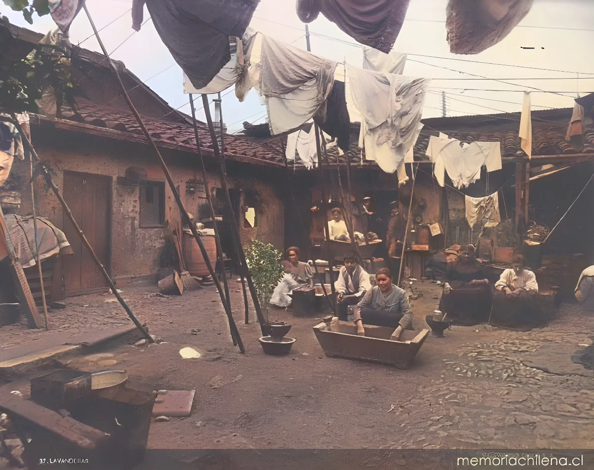 Conventillo de lavanderas, hacia 1900 — 1900 | Chile de Ayer
