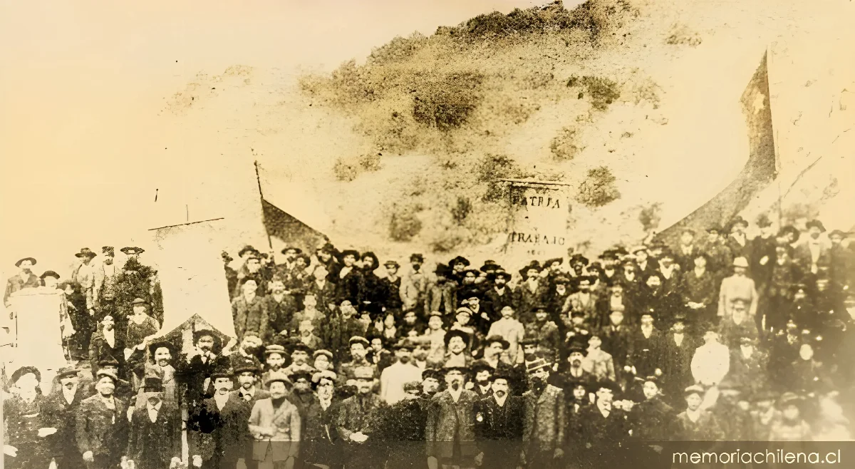 Concentración de obreros, hacia 1900 — 1900 | Chile de Ayer