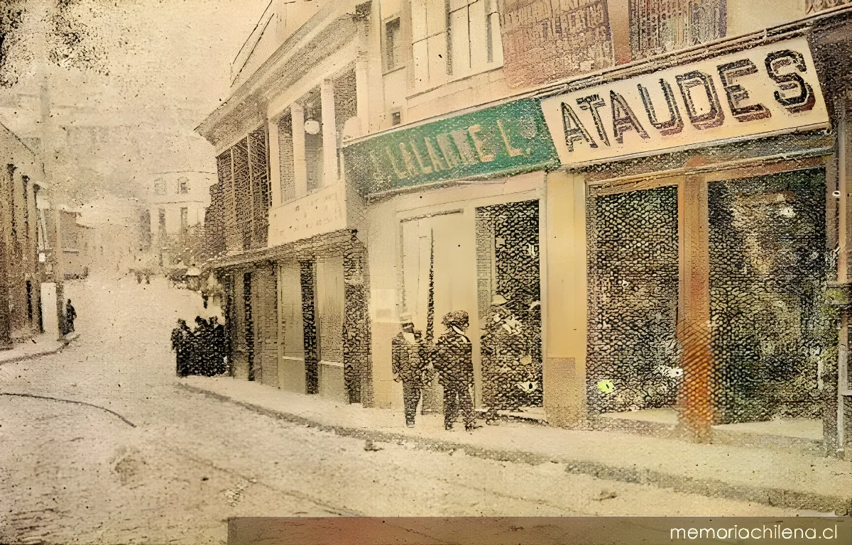 Botería de Lalanne saqueda por las turbas, huelga del 16 de mayo de 1903 — 1903 | Chile de Ayer
