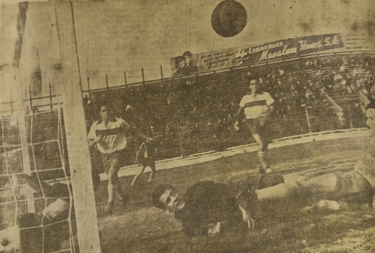 Universidad Católica vence 3-2 a Badminton, 1949 — aprox. 1949 | Chile de Ayer