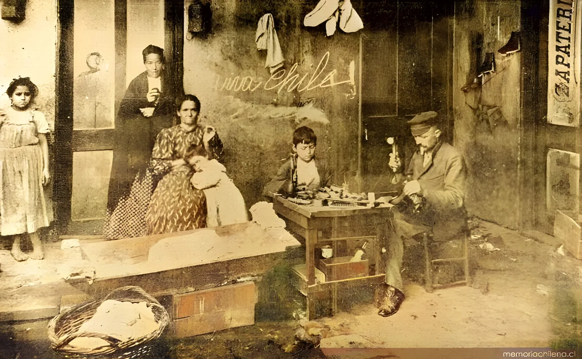 Zapatero remendón junto a su familia, hacia 1900 — 1900 | Chile de Ayer