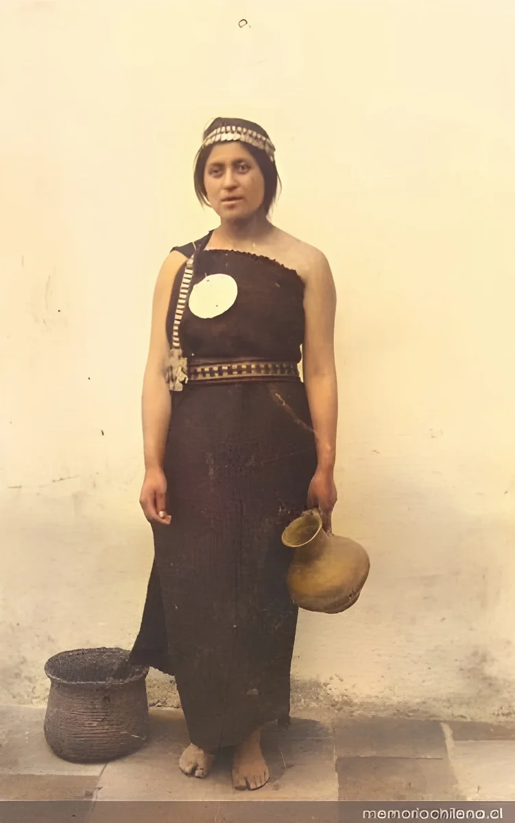 Mujer mapuche, hacia 1900 — 1900 | Chile de Ayer