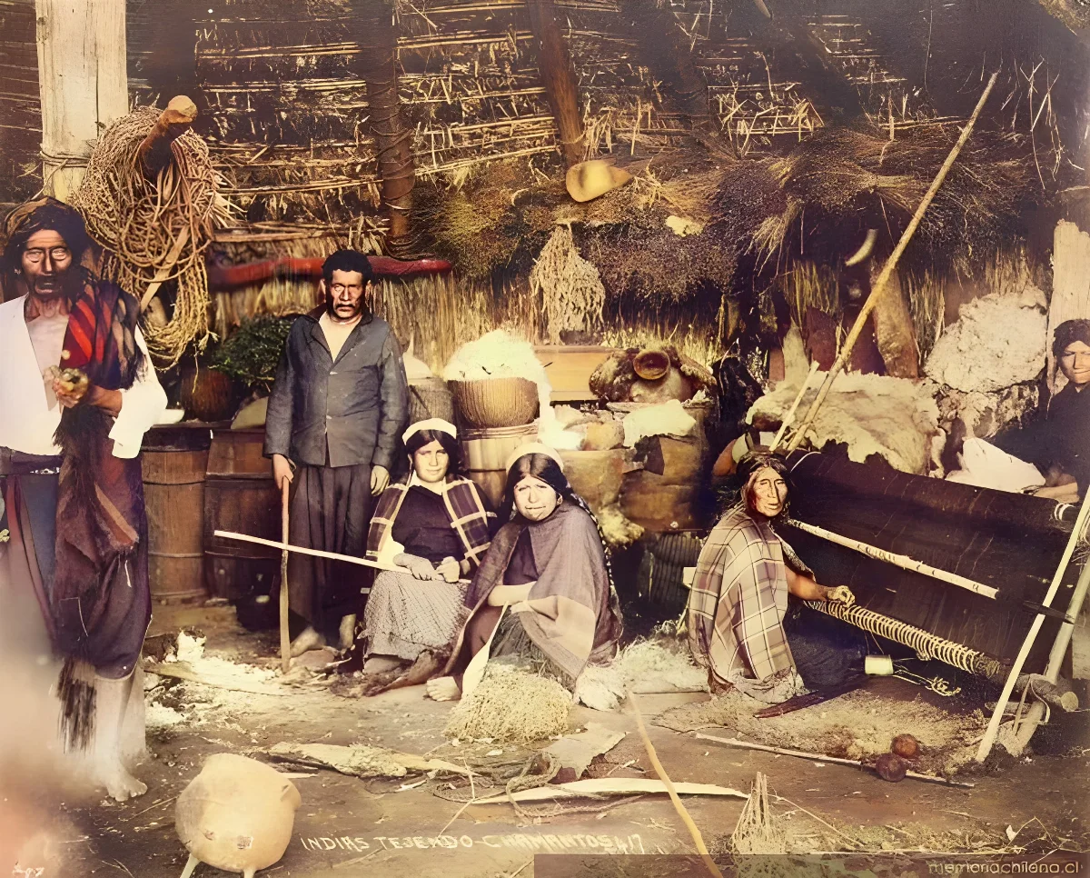 Mapuches tejiendo chamantos, 1900 — 1900 | Chile de Ayer