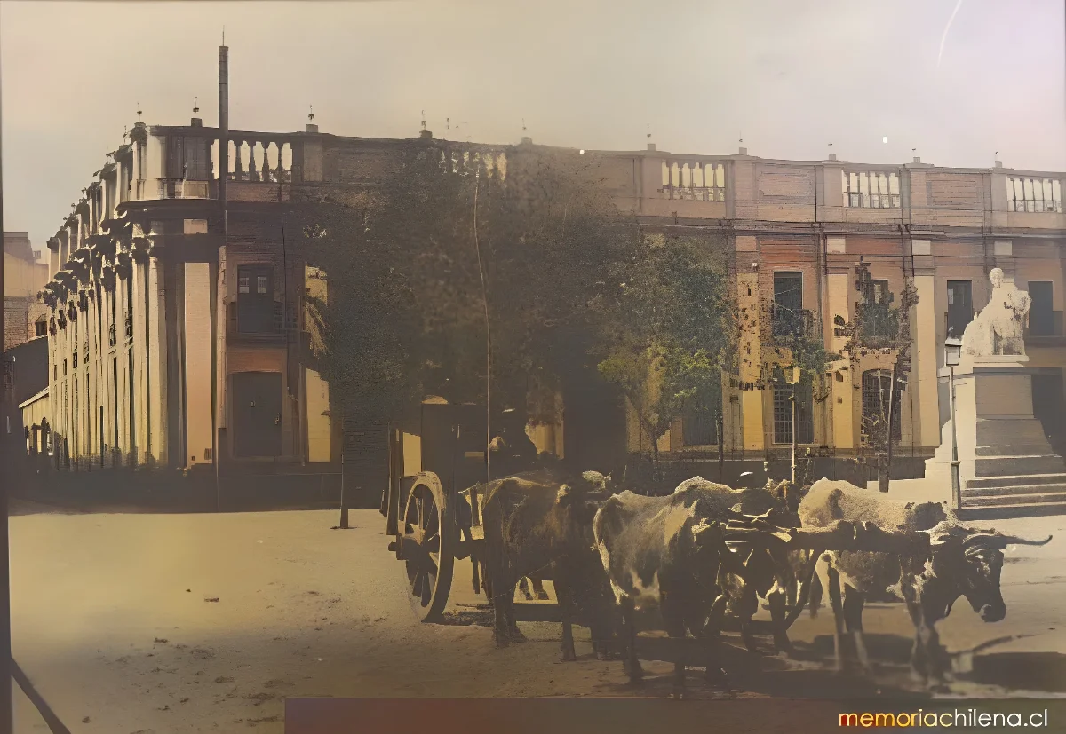 Carreta de bueyes pasando frente a los Tribunales de Justicia y la antigua Aduana de Santiago — 1906 | Chile de Ayer