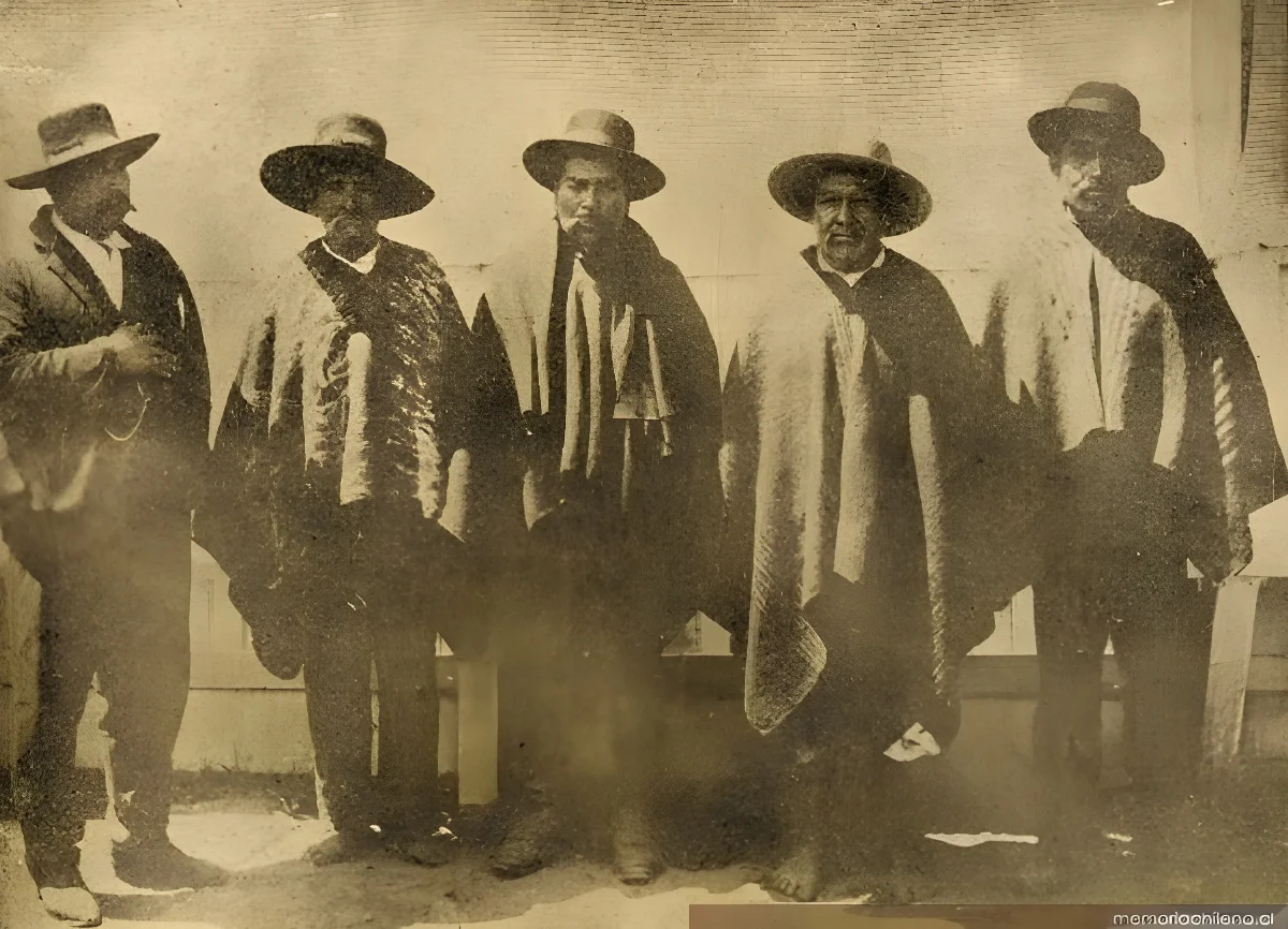 Grupo de hombres mapuche — 1908 | Chile de Ayer