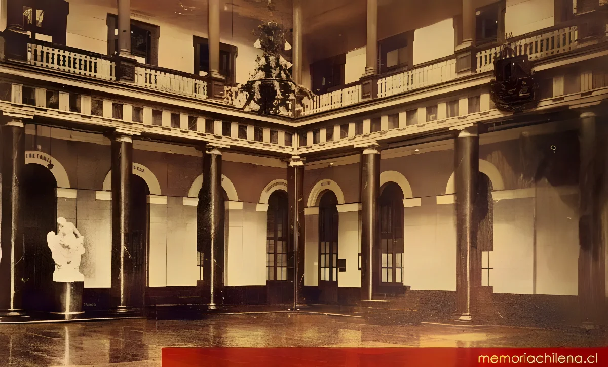 Casa Central de la Universidad de Chile: vista interior del patio poniente o de la rectoría, hacia 1900 — 1900 | Chile de Ayer
