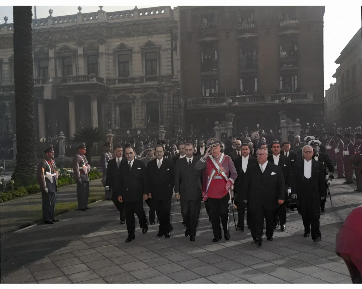El Presidente Carlos Ibañez del Campo junto a sus ministros ingresando al Congreso Nacional en Santiago. 1954 — aprox. 1954 | Chile de Ayer