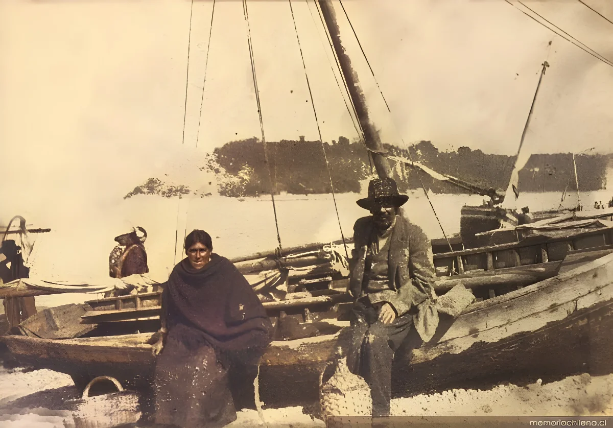 Campesinos sentados en una embarcación en Chiloé, hacia 1935 — 1935 | Chile de Ayer