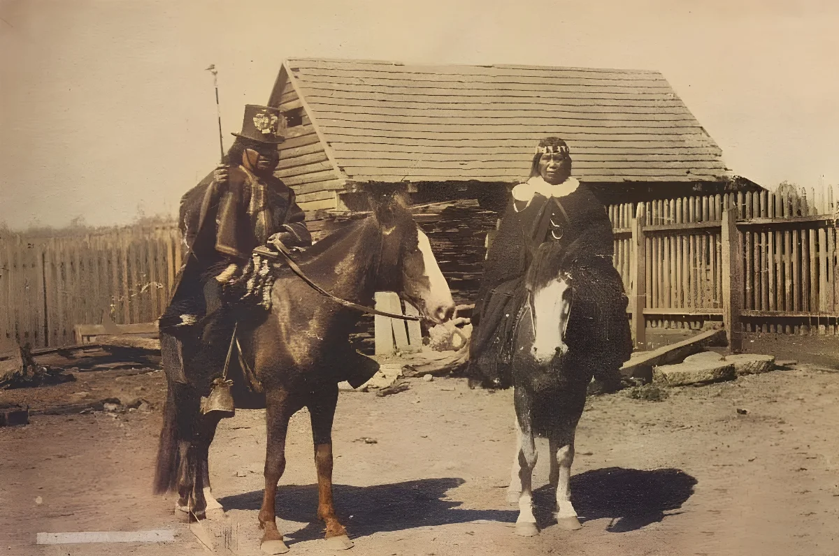 Autoridades mapuche en vestimenta tradicional y montados a caballo — aprox. 1900 | Chile de Ayer