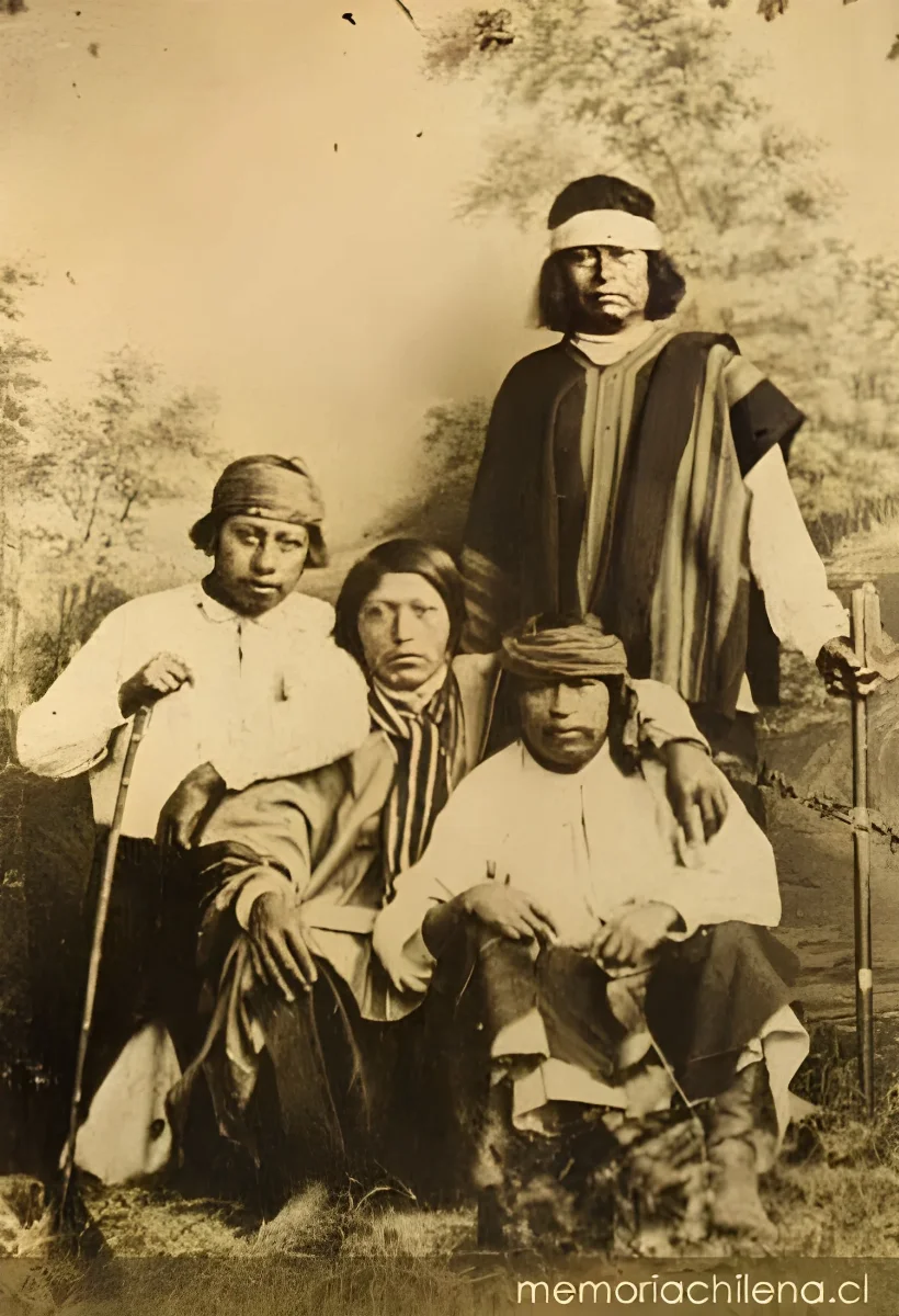 Grupo de hombres mapuche — 1890 | Chile de Ayer