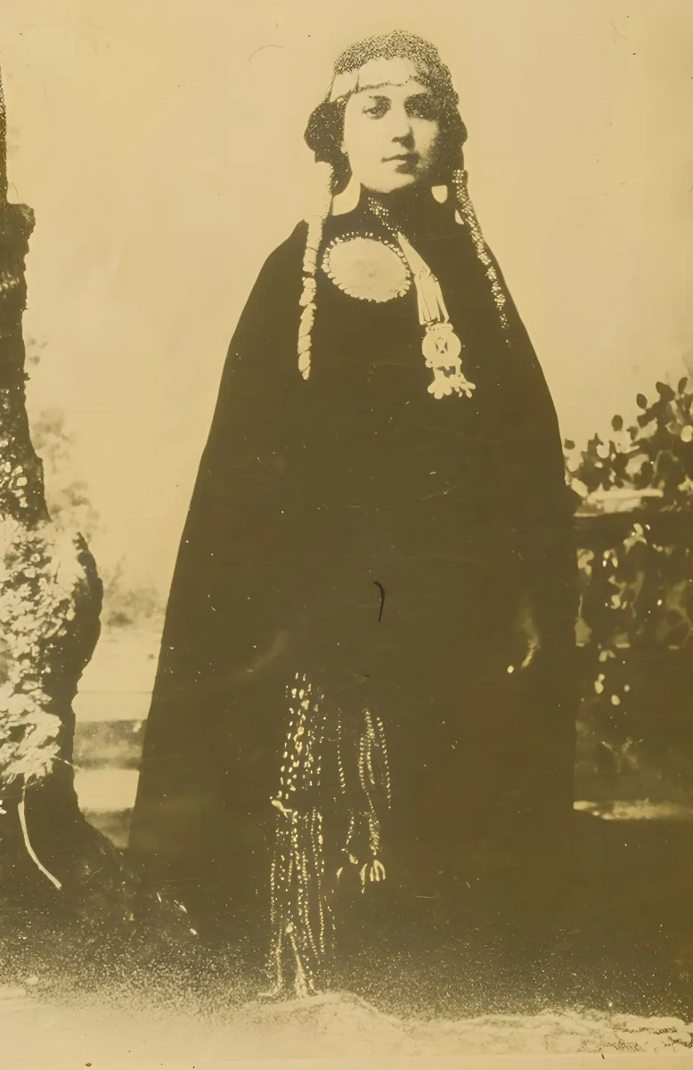 Mujer mapuche luciendo indumentaria tradicional, hacia 1900 — 1900 | Chile de Ayer