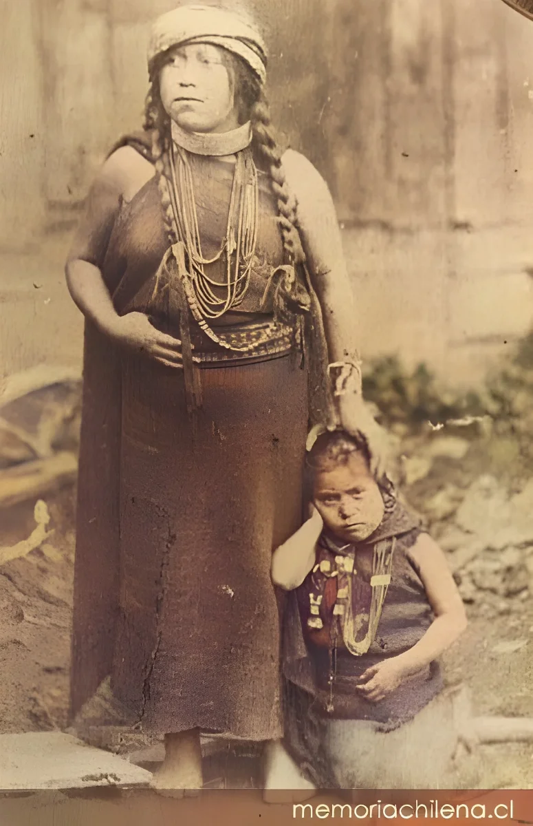 Mujer mapuche y su hija, hacia 1900 — 1900 | Chile de Ayer