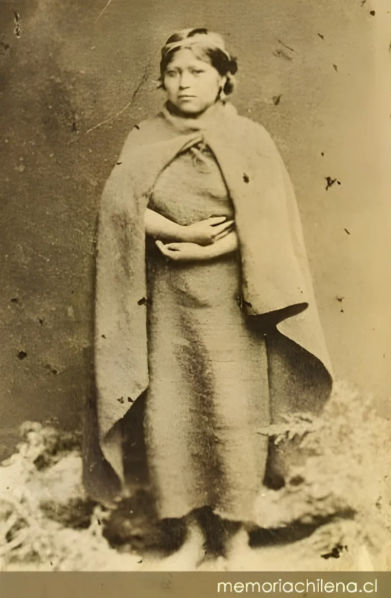 Mujer mapuche con su hijo en brazos, hacia 1890 — 1890 | Chile de Ayer