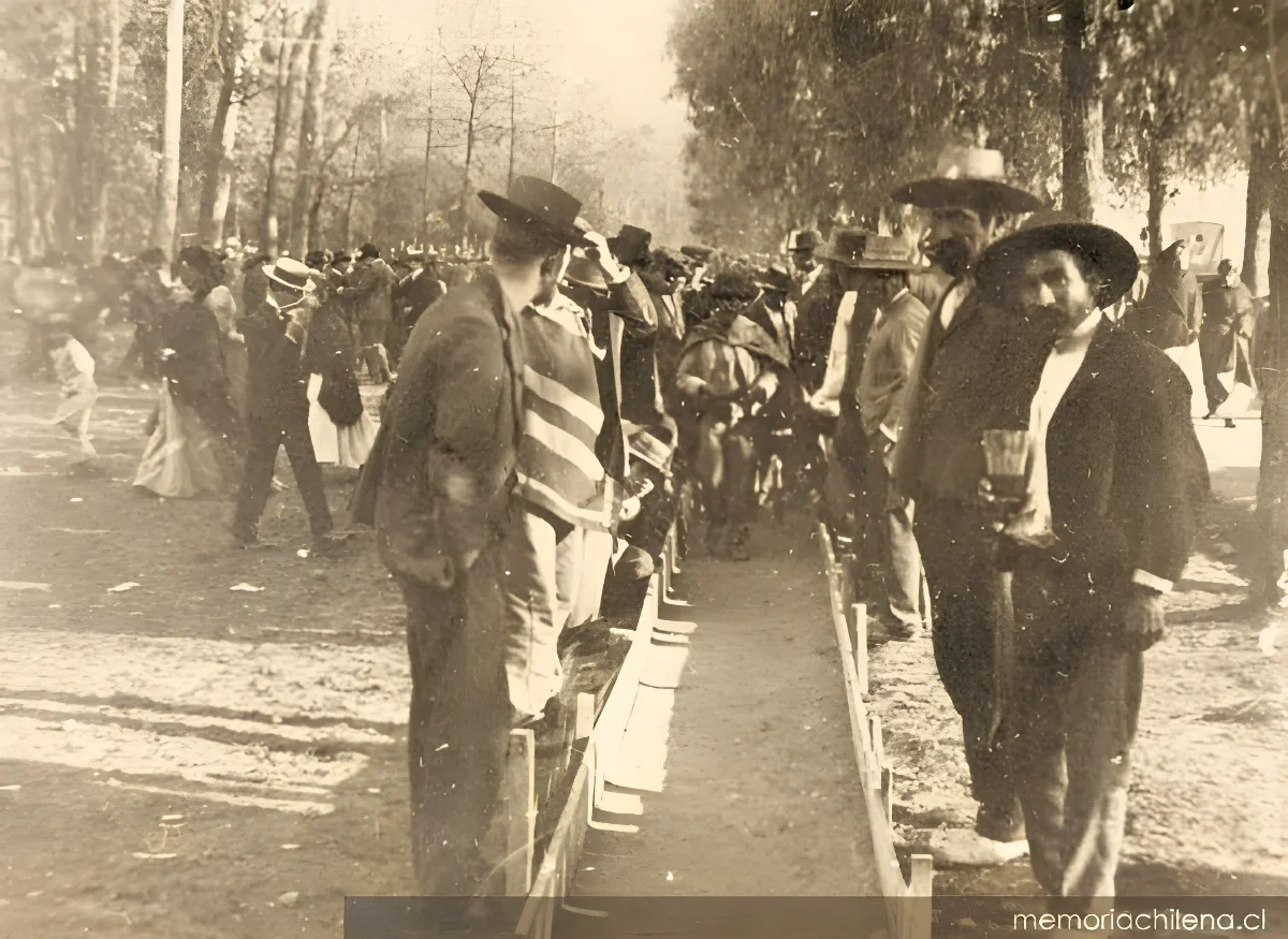 Hombres jugando palitroque en el Parque Cousiño, 1902 — 1902 | Chile de Ayer
