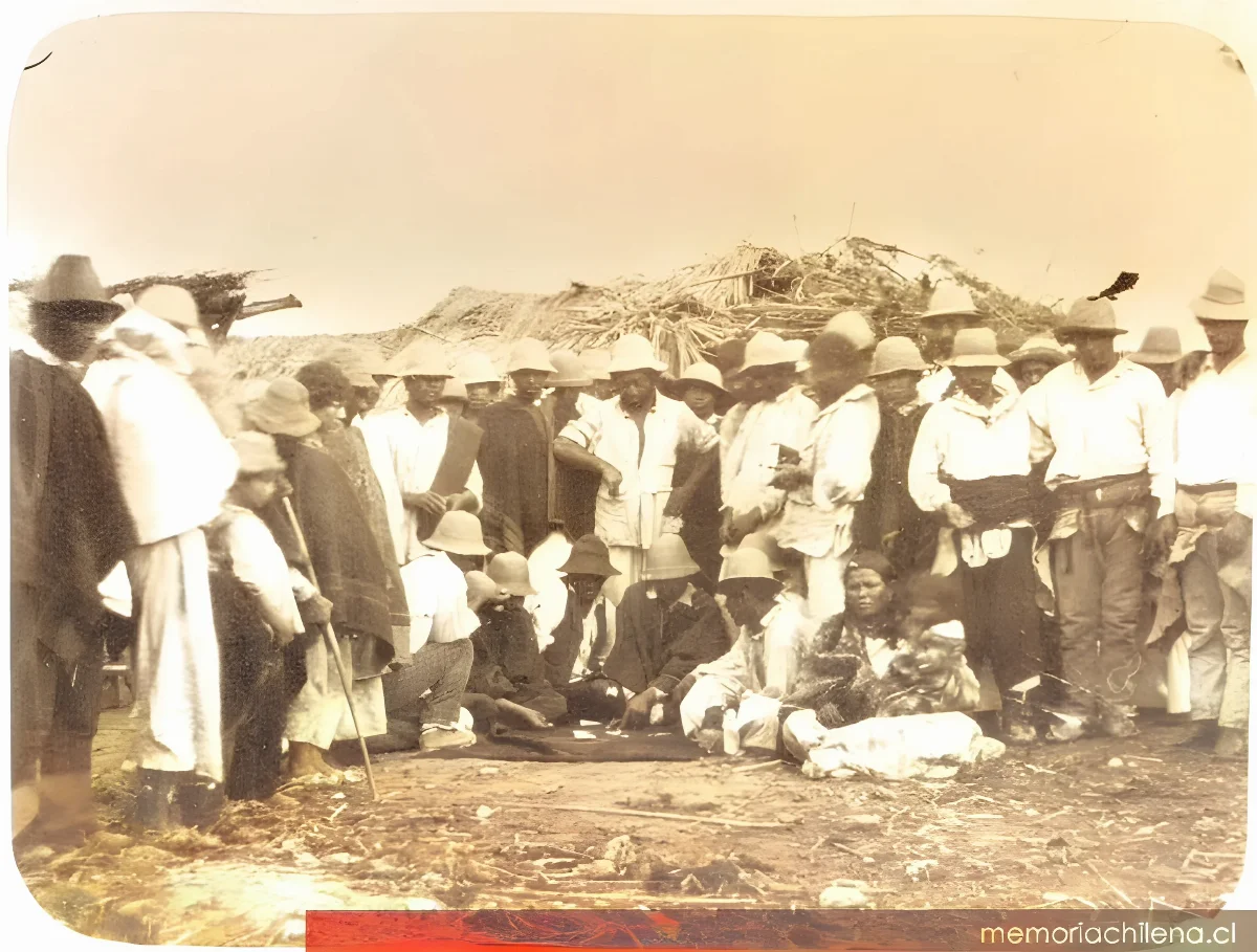 Peones jugando a los naipes, 1905 — 1860 | Chile de Ayer