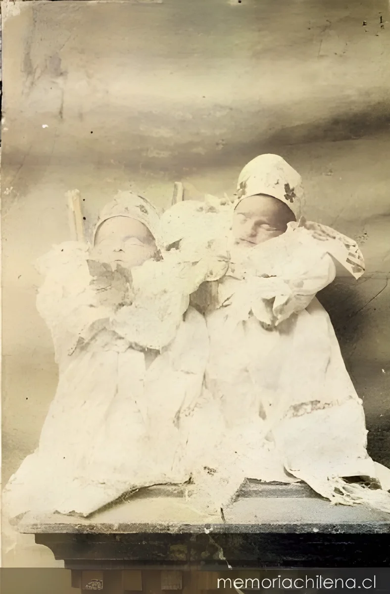 Ritual funerario de dos niños fallecidos a edad temprana, hacia 1900 — 1900 | Chile de Ayer