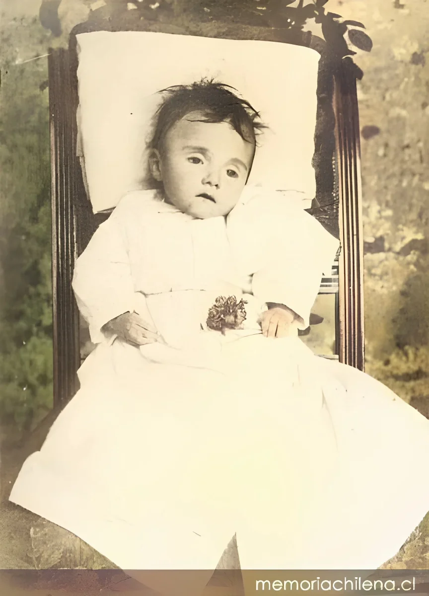 Ritual funerario de niño fallecido a edad temprana, hacia 1900 — 1900 | Chile de Ayer