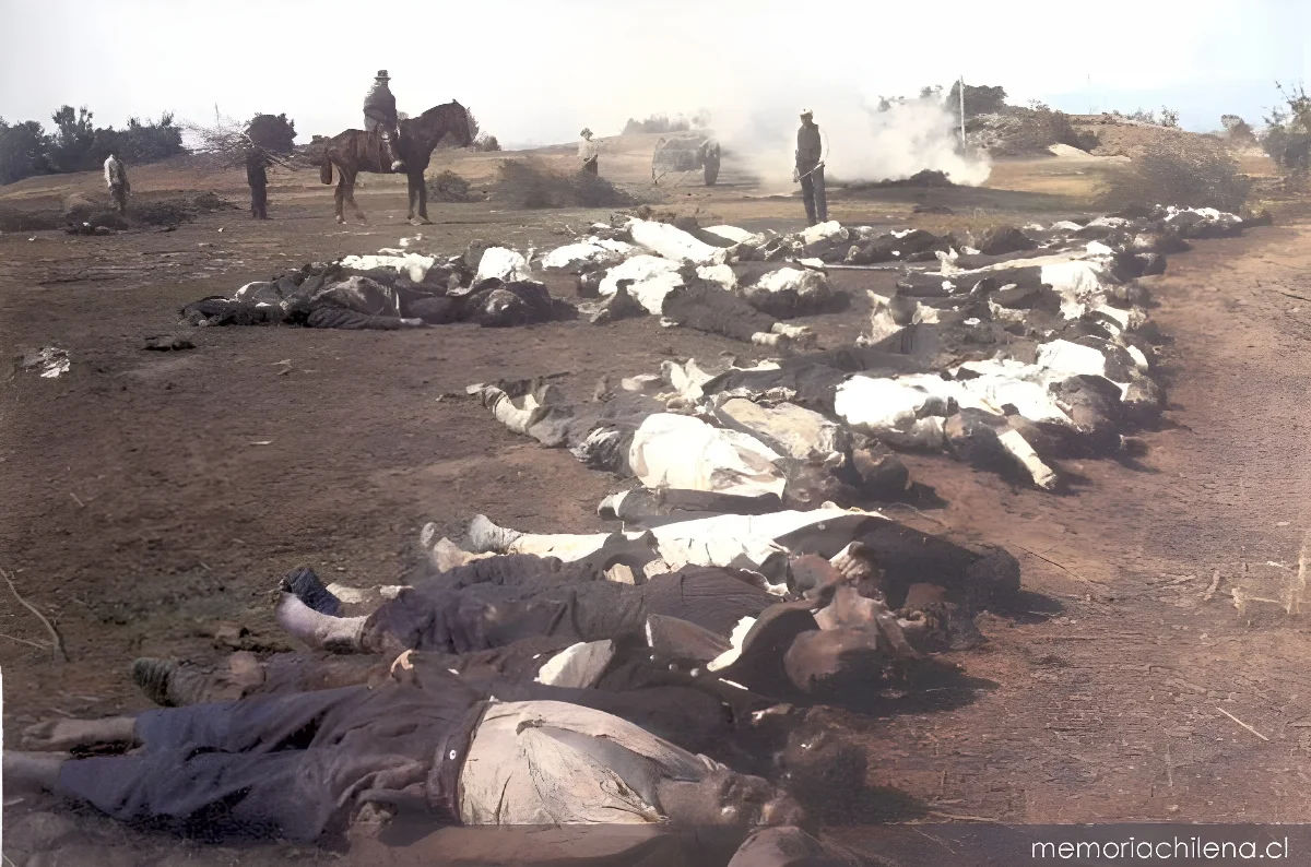 Cadáveres apilados para su cremación tras la Batalla de Placilla : 28 de agosto de 1891 — 1891 | Chile de Ayer