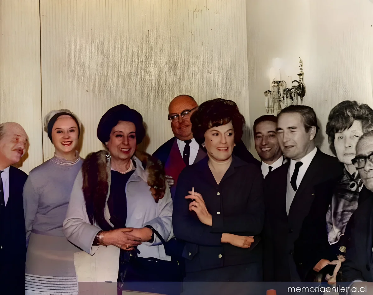 Juvencio Valle junto a Matilde Ladrón de Guevara, hacia 1946 — 1946 | Chile de Ayer
