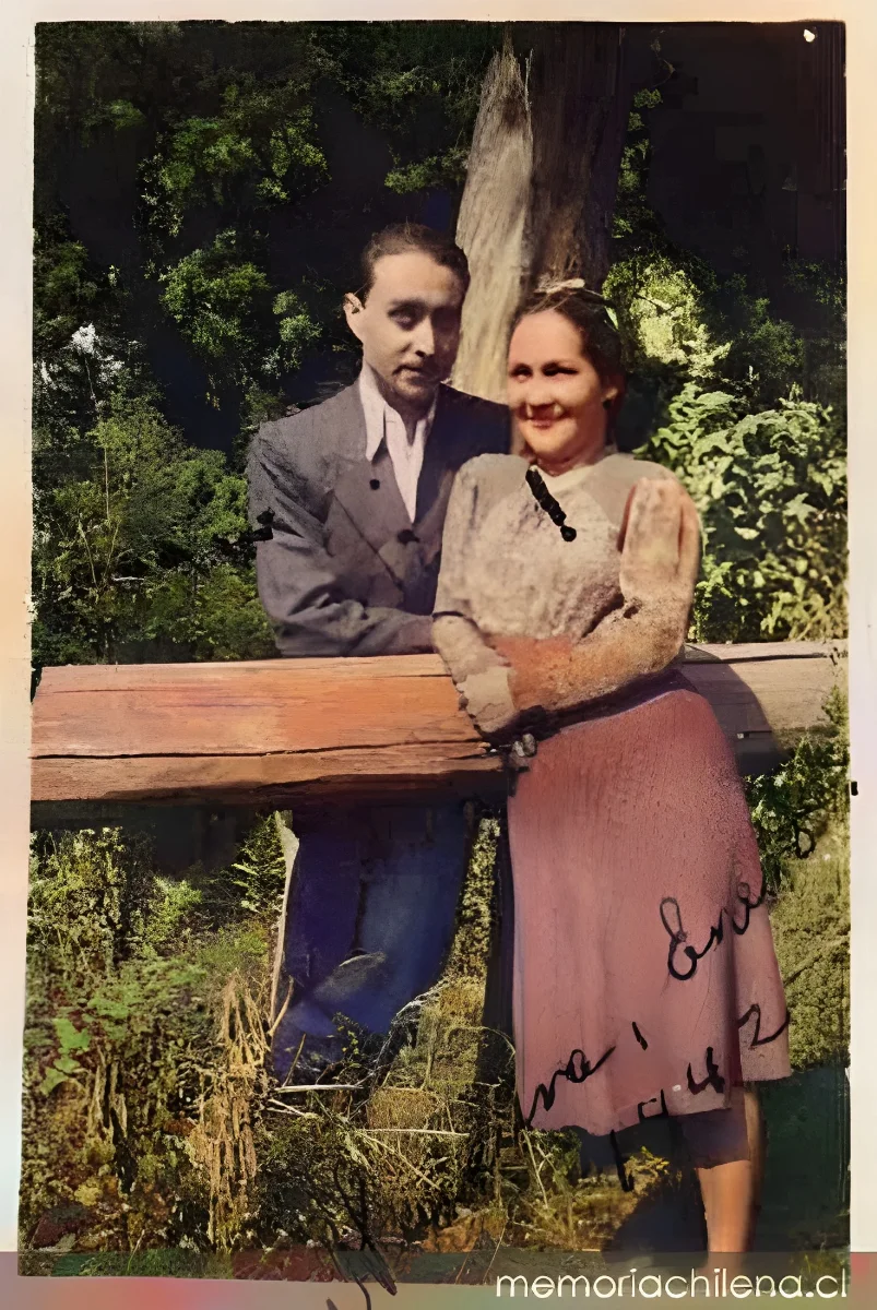 Óscar Castro junto a su esposa Isolda Pradel, hacia 1942 — 1942 | Chile de Ayer