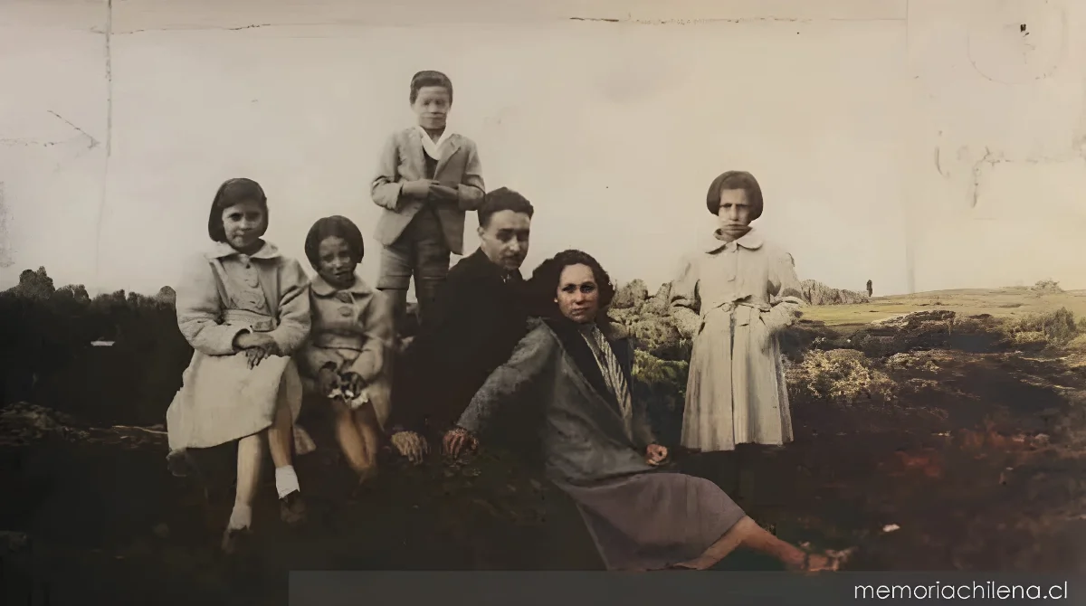 Óscar Castro junto a su esposa Isolda, rodeados por los sobrinos del poeta, hacia 1939 — 1939 | Chile de Ayer