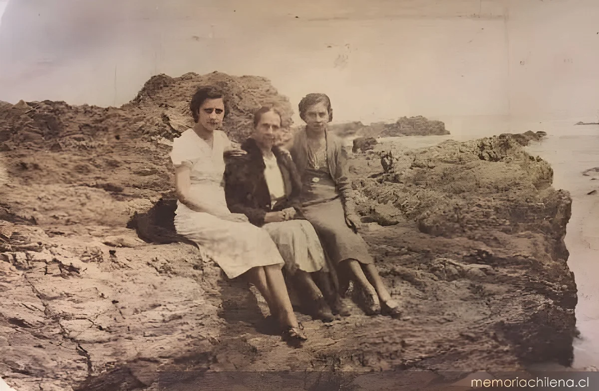 Madre y hermanas de Óscar Castro, 1938 — 1938 | Chile de Ayer