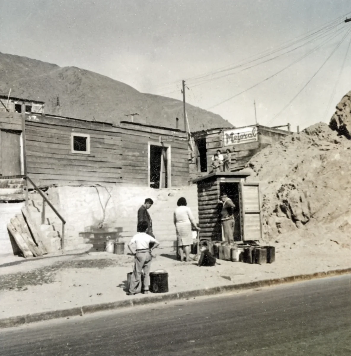 Reparto de agua potable en Calle San Martín, Chañaral, región de Atacama, Chile (ca. 1950). — aprox. 1950 | Chile de Ayer