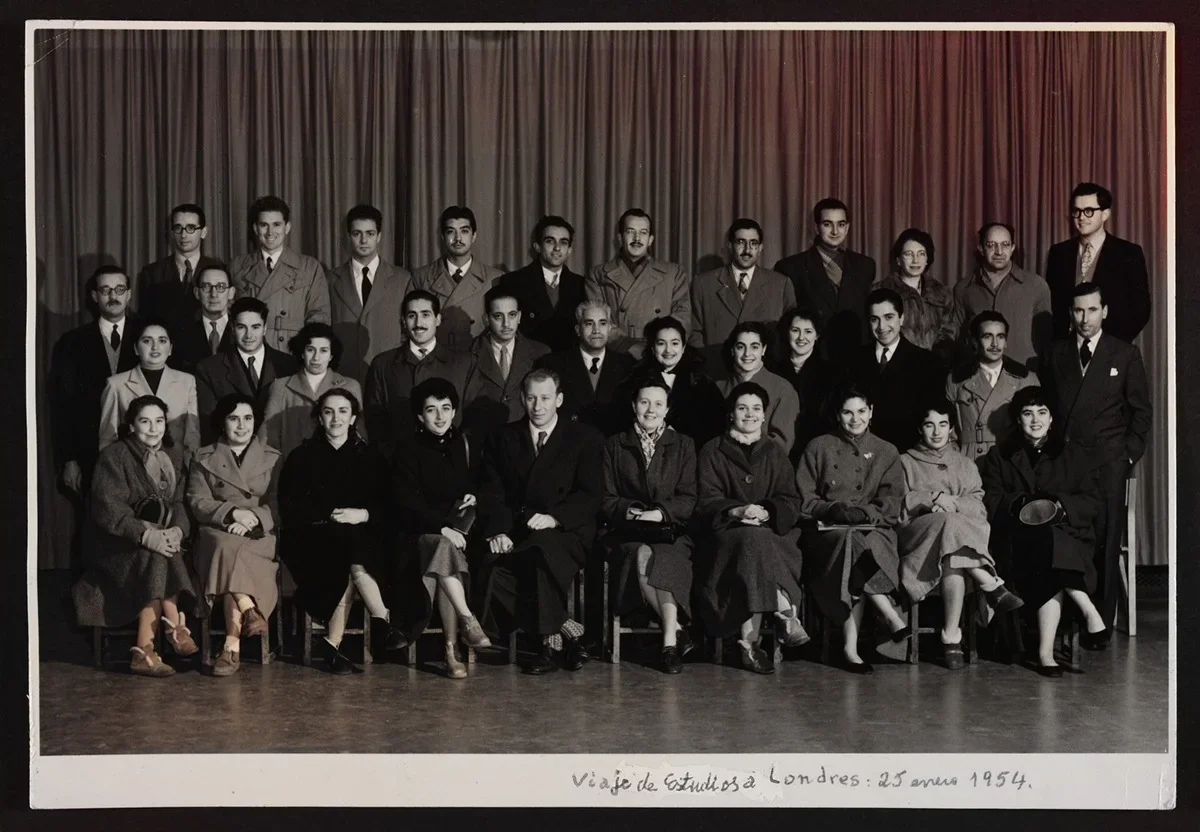 Viaje de estudios a londres. — aprox. 1954 | Chile de Ayer