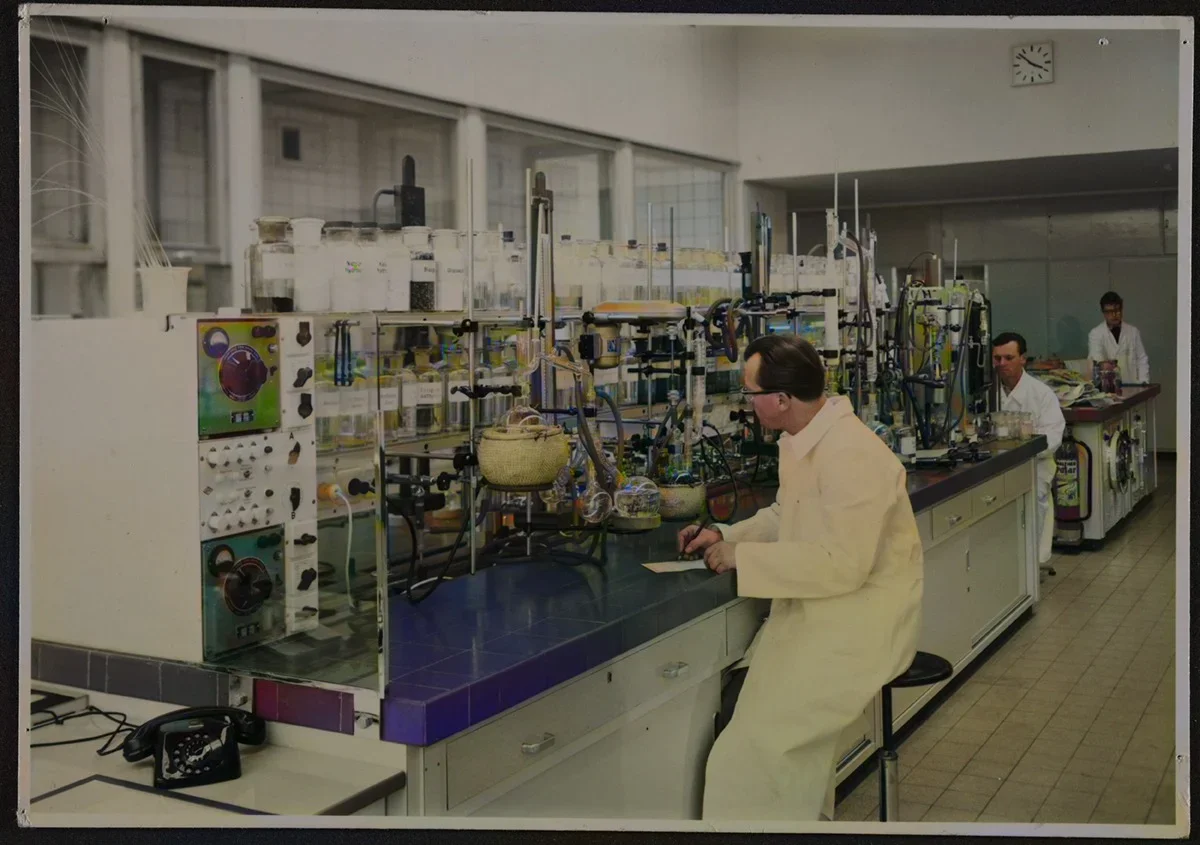 Laboratorio científico — aprox. 1956 | Chile de Ayer