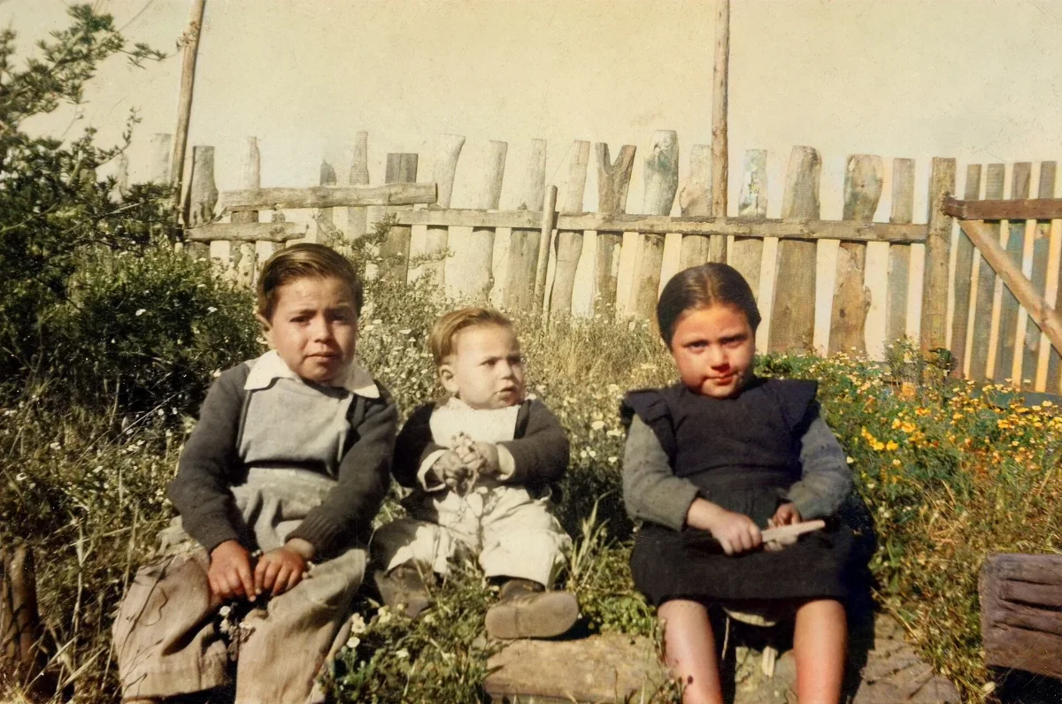 Hermanos Carrasco en la localidad de Colcura, Lota, en la Región del Biobío, Chile (ca. 1960). — aprox. 1960 | Chile de Ayer