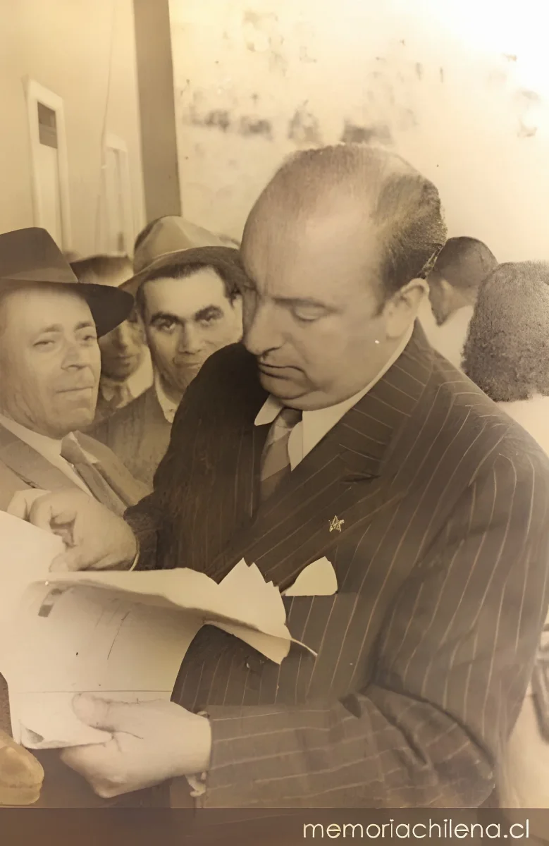 Pablo Neruda leyendo, hacia 1940 — 1940 | Chile de Ayer