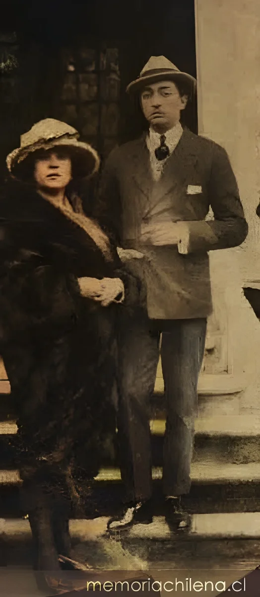 Joaquín Edwards Bello junto a su esposa, 1940 — 1940 | Chile de Ayer