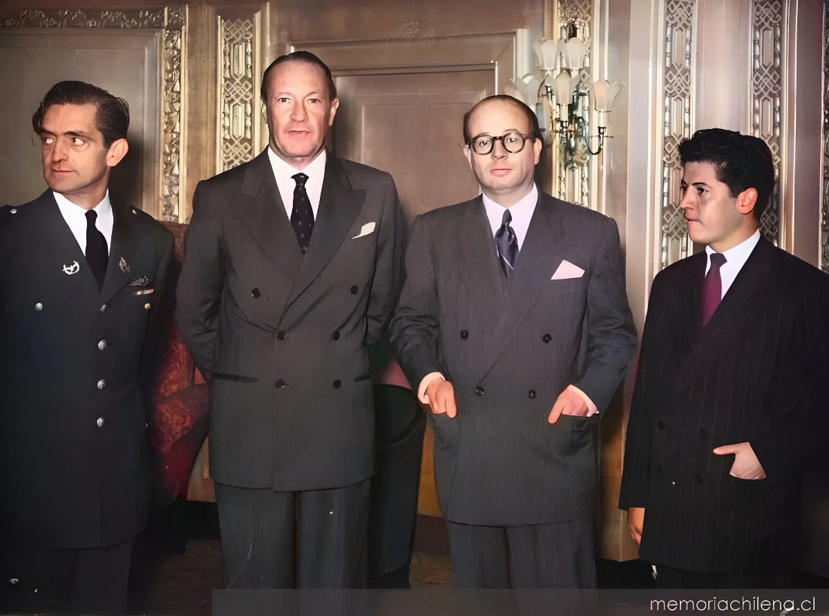 Luis Oyarzún junto a Salvador Reyes y otros, hacia 1947 — 1947 | Chile de Ayer
