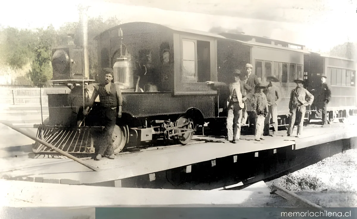 Ferrocarril con locomotora métrica a vapor, probablemente construida en Chile, hacia 1900 — 1850 | Chile de Ayer