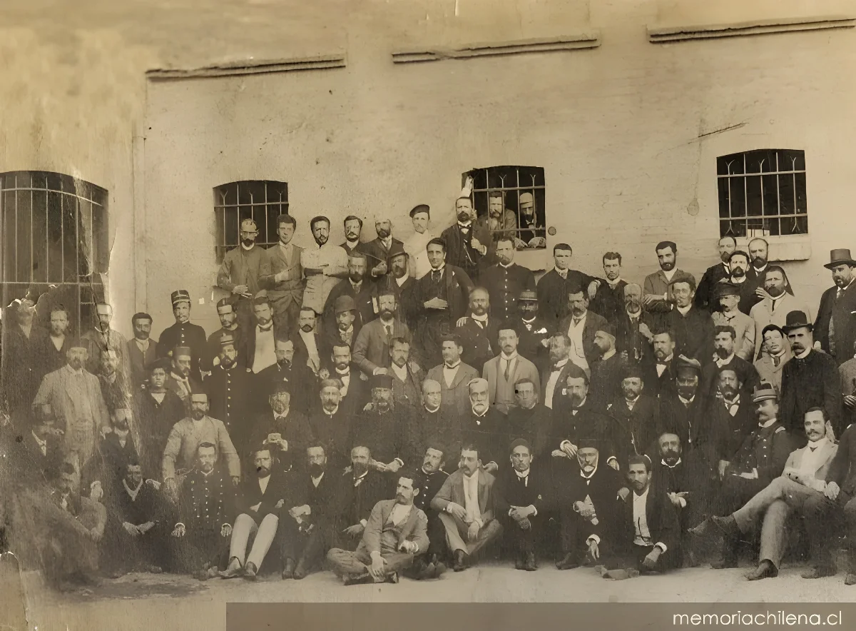 Prisioneros políticos durante la Guerra Civil de 1891, en la cárcel de Valparaíso, hacia 1891 — 1891 | Chile de Ayer