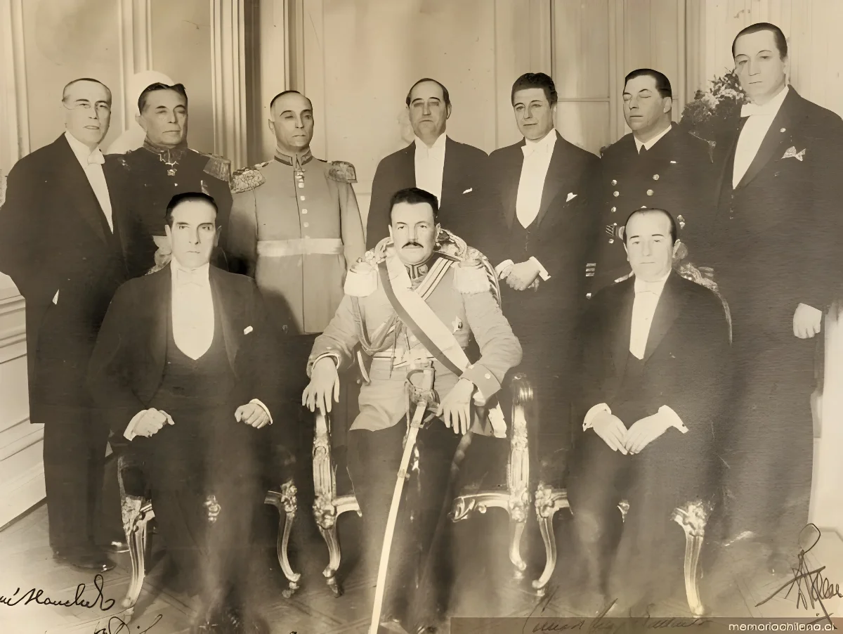 Carlos Ibañez del Campo y su gabinete ministerial en el palacio de la Moneda, 1927 — 1927 | Chile de Ayer