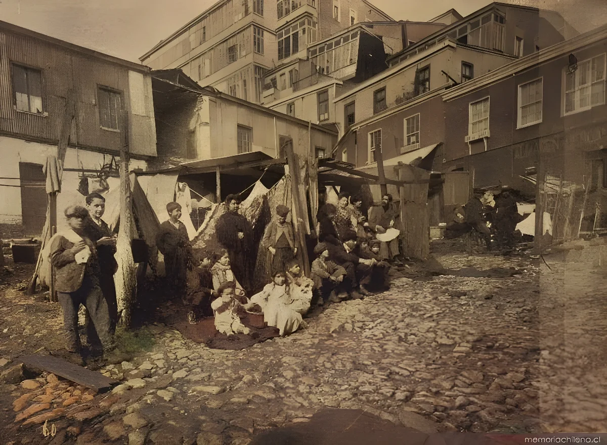 Campamento en los Cerros de Valparaíso, construido tras el terremoto de 1906 — 1906 | Chile de Ayer