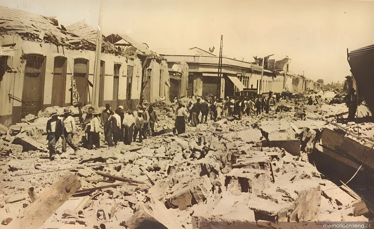 Calle de Chillán tras el terremoto de 1939 — 1939 | Chile de Ayer
